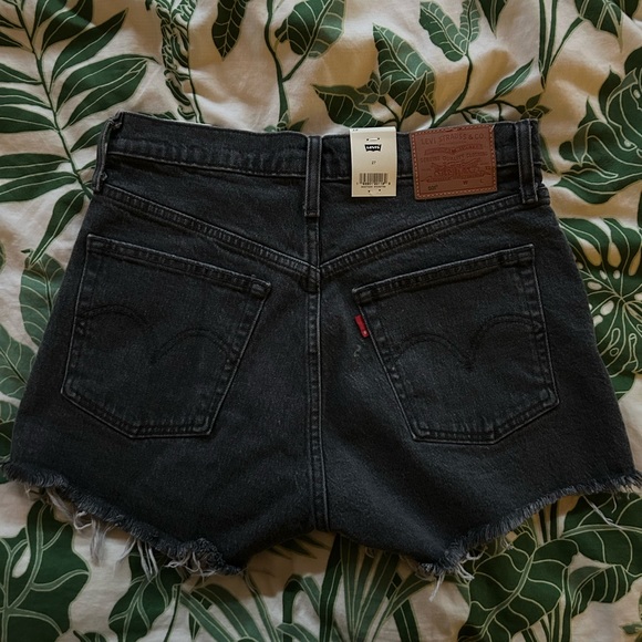 ✨NEVER WORN✨ Levi’s Dark Wash 501 Shorts - Picture 2 of 4